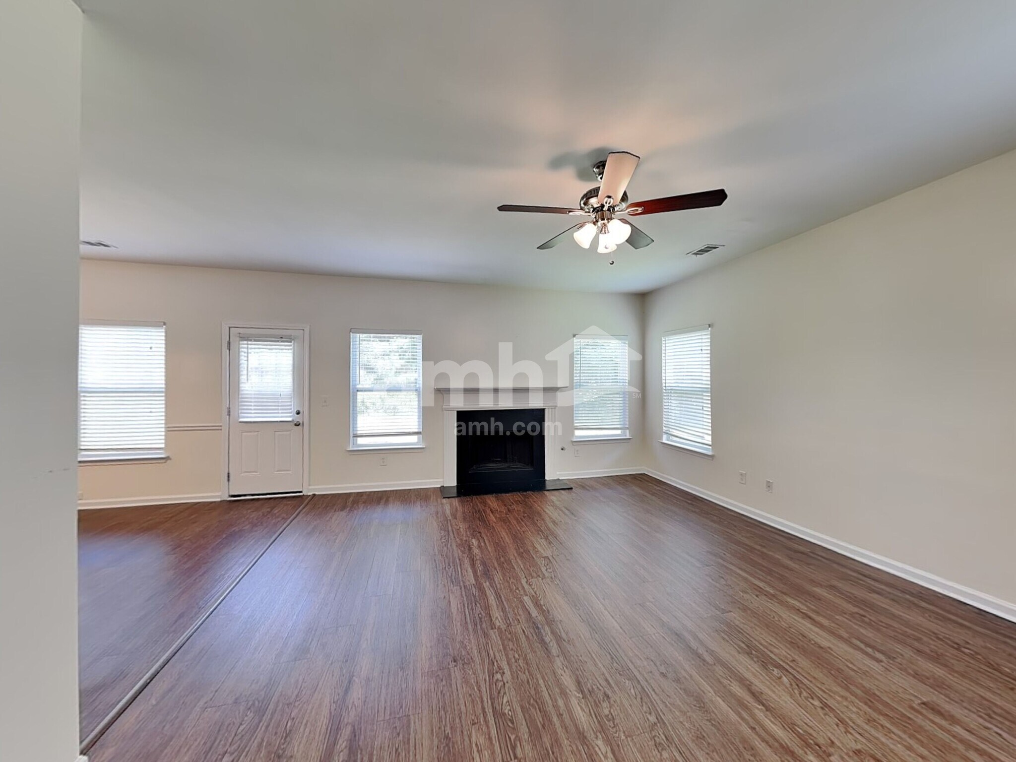 Building Photo - 2425 Valley Creek Dr