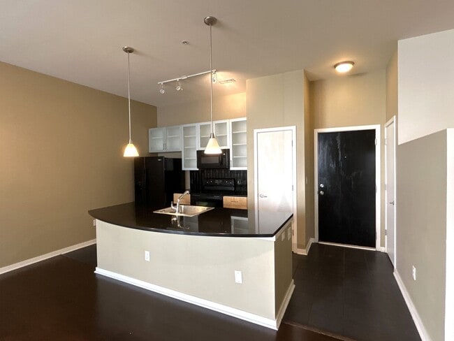 Building Photo - Live on the edge of Dilworth in Charlotte'...