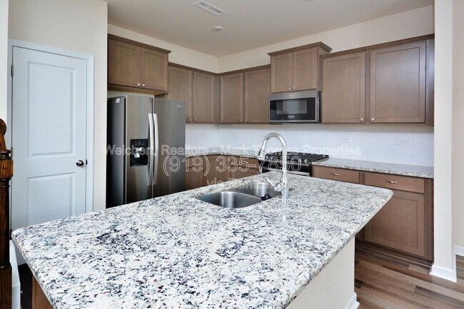 Building Photo - 409 Vassar Dr