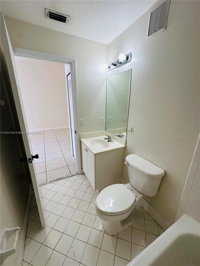 Building Photo - 1251 SE 28th Ct