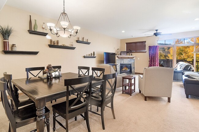 Building Photo - Beautiful townhome, ski shuttle, views, ut...