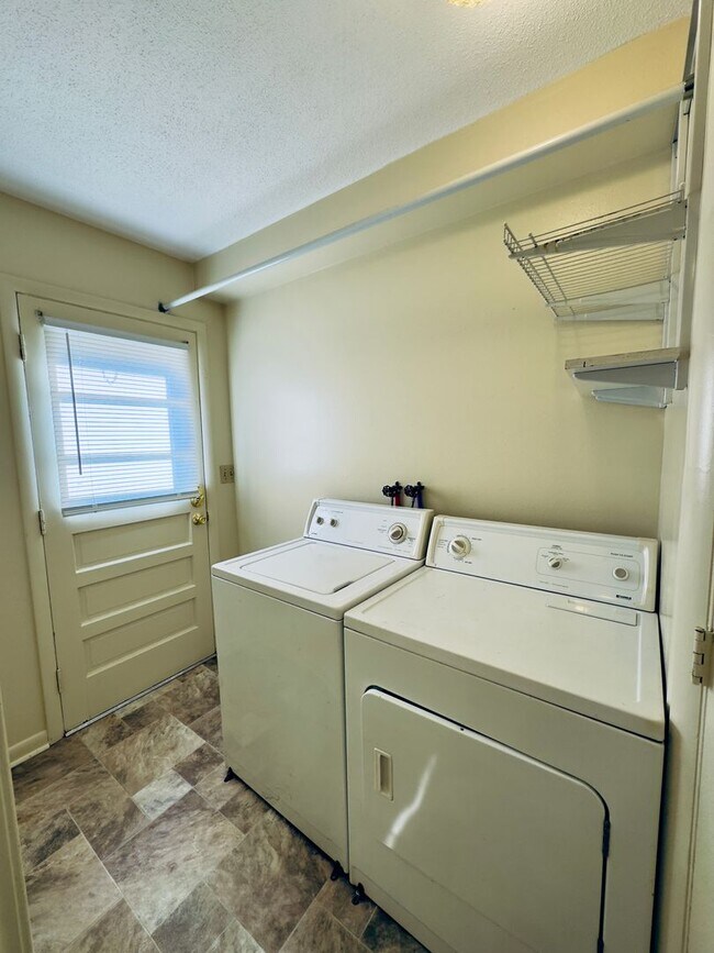 Building Photo - Townhouse for Rent