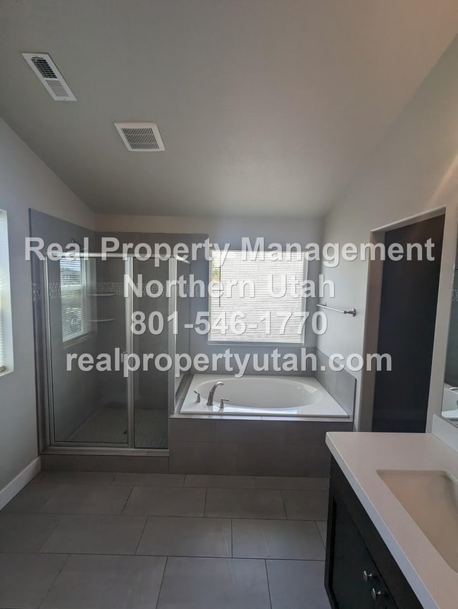 Building Photo - Gorgeous 3 Bed 2.5 Bath Coming Soon!