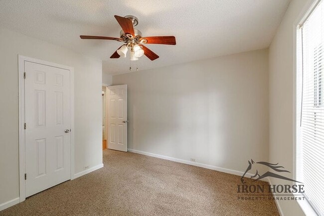 Building Photo - 335 Oak Meadows Dr