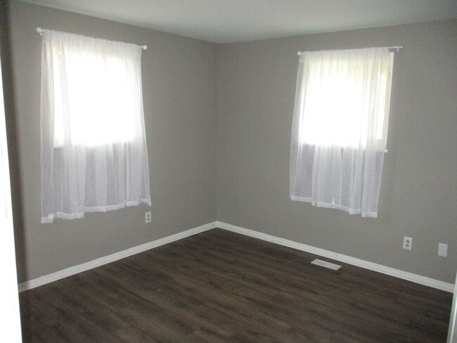 Building Photo - Huber 3 bedroom/1 bath Single-Story home