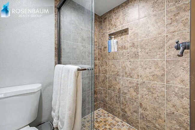 Building Photo - Charming 2-beds, 2-baths ground-level condo nestled in the highly desirable Woodglen Square commu...
