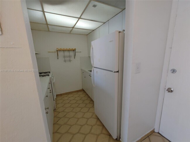Building Photo - 1305 W 53rd St