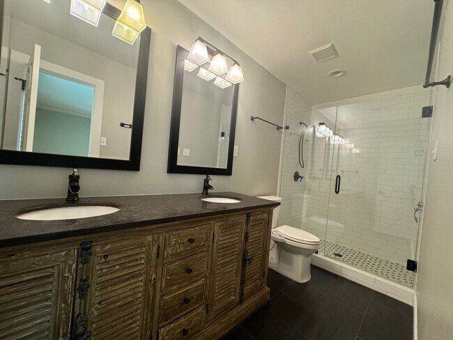 Building Photo - Gulf Breeze Proper - 5 bedroom, 3.5 bathro...