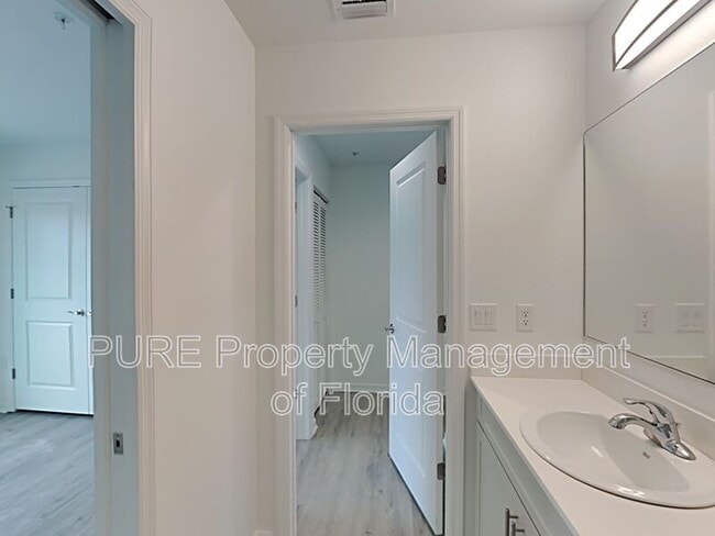 Building Photo - 318 NE 7 Ter