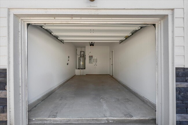 Building Photo - 1071 Linsmore Ave