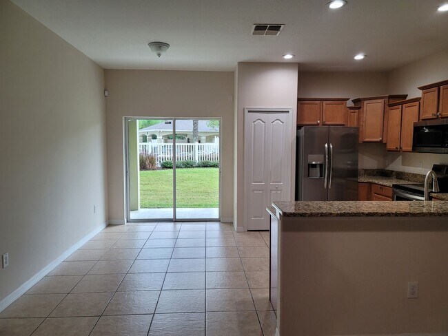Building Photo - Beautiful Townhome in the Heart of New Tampa!