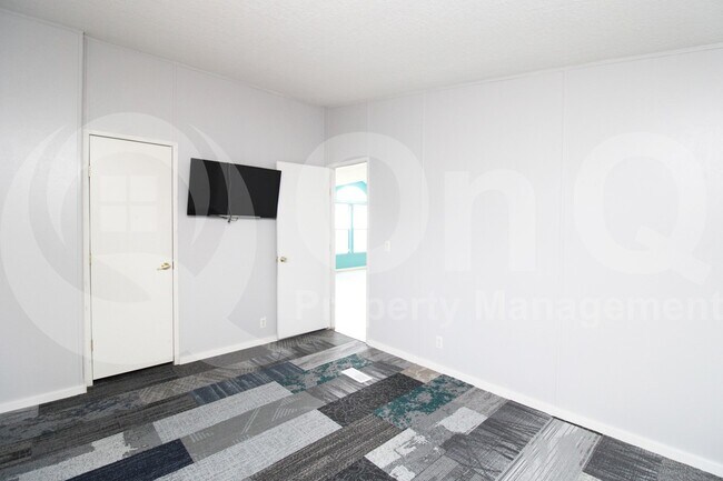 Building Photo - 9721 E Empress Ave
