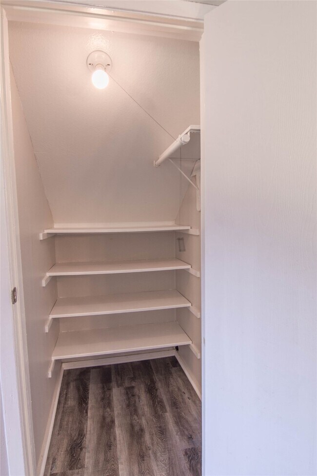 Building Photo - 15806 Val Verde Dr