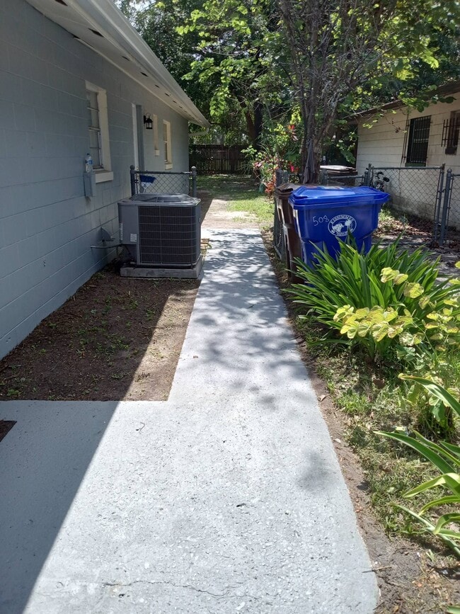 Building Photo - 510 N Rosland Dr