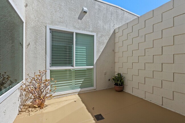 Building Photo - 2322 Via Puerta