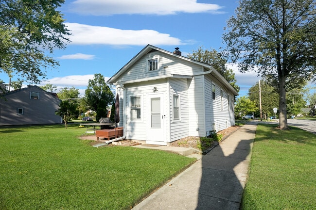 Building Photo - 4716 Douglas Rd