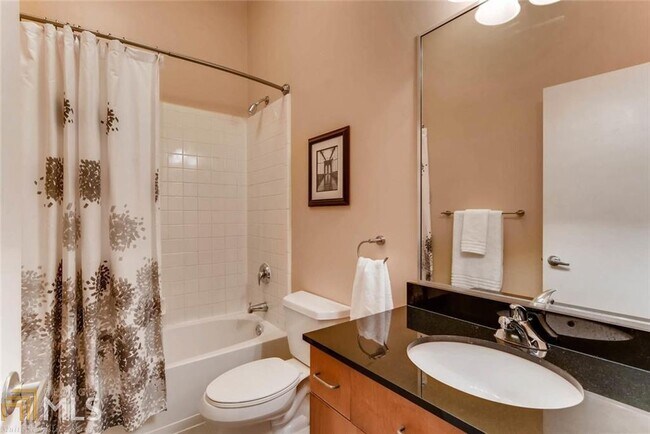 Building Photo - 560 Dutch Valley Rd NE