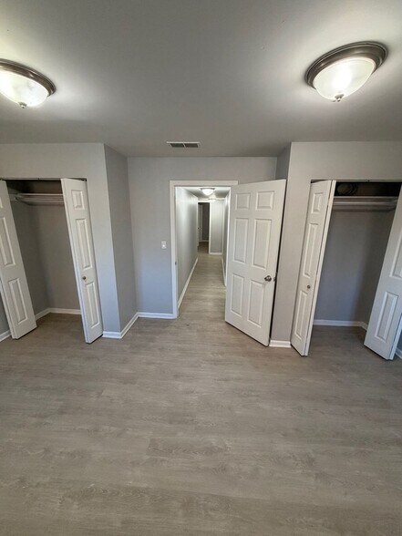 Building Photo - 7808 S Greenwood Ave