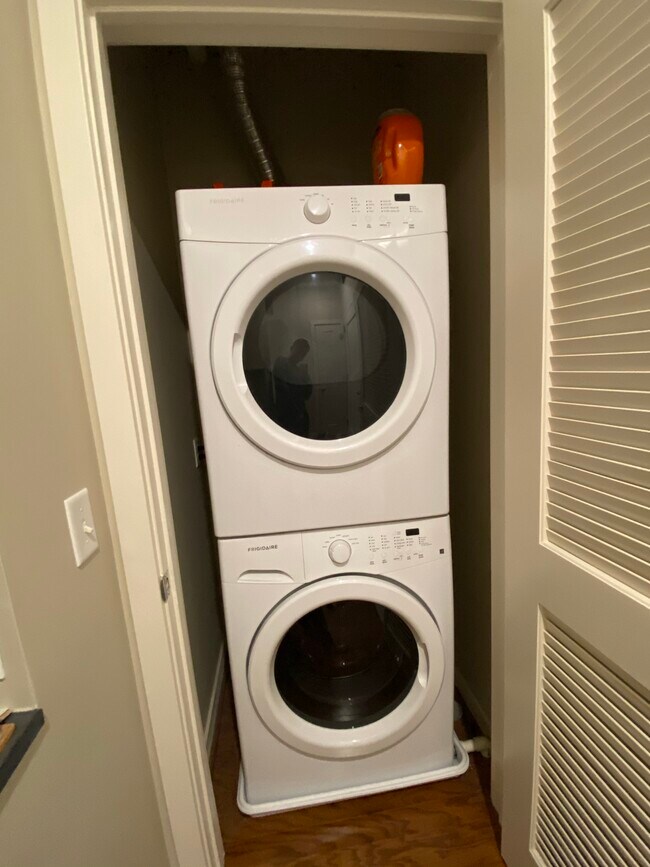 Building Photo - 1320 Fenwick Ln