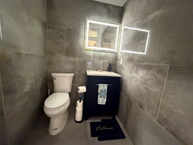 Building Photo - 318 Hyde Park Blvd