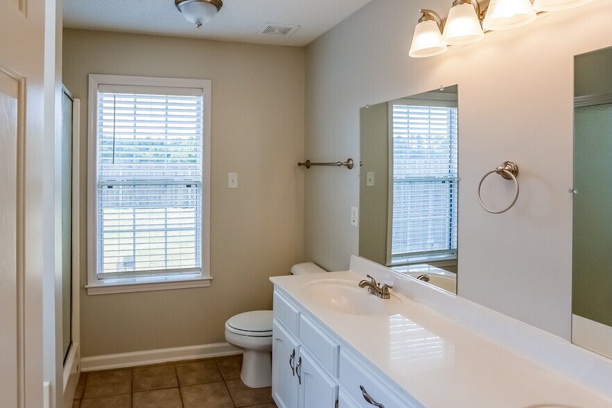 Building Photo - 1110 Greenwich Dr