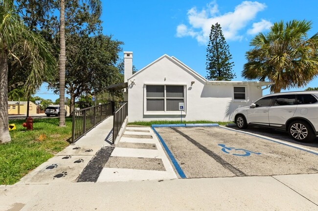 Building Photo - Charming 2-Bedroom Single-Family Home with...