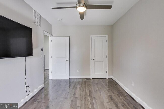 Building Photo - 317 Todd Pl NE