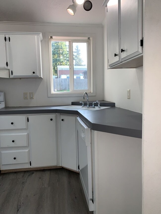 Building Photo - Smart Living, Smart Choice - manufactured 3bd/2Ba home w/detached garage!