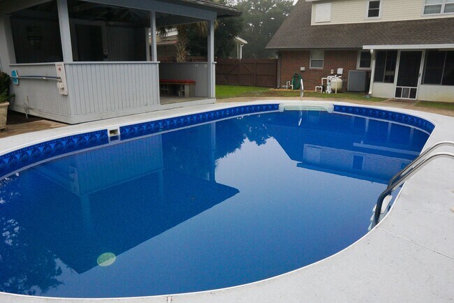 Building Photo - Pool Home in FWB!