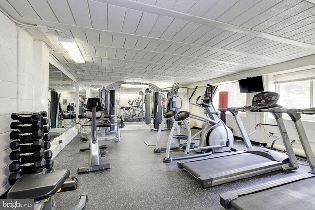 Building Photo - Beautiful 1BR/1BA in Downtown Bethesda. Al...