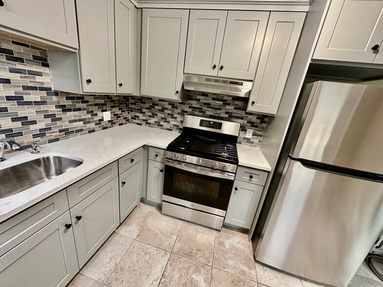 Building Photo - 18 Lanecrest Ave