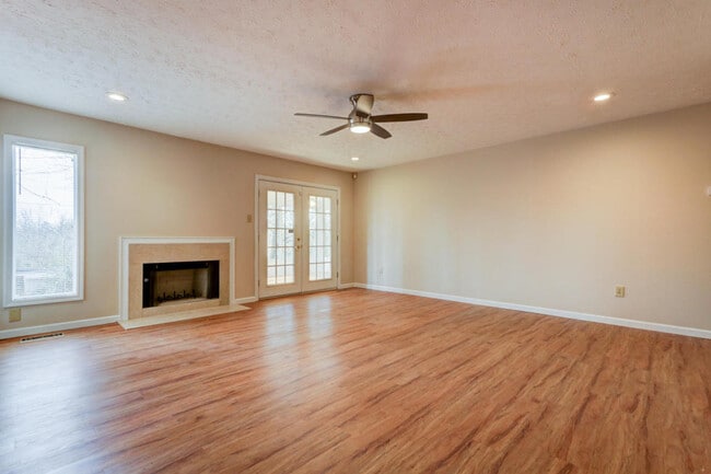 Building Photo - Knoxville 37919 - 3 bedroom, 2 bath home with a bright sunroom - Contact Ray Gaudet RAYGAUDET@OUT...