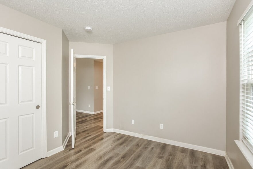 Building Photo - 5765 Arlington Dr