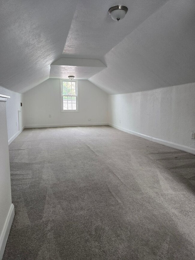 Building Photo - Lovely 3 Bedroom Home Available Now