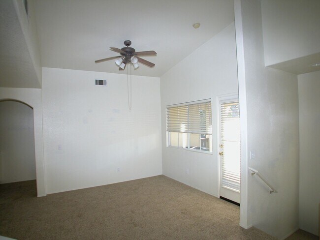 Building Photo - WOW! 2 bedroom, 2 bath Townhome in Capri!