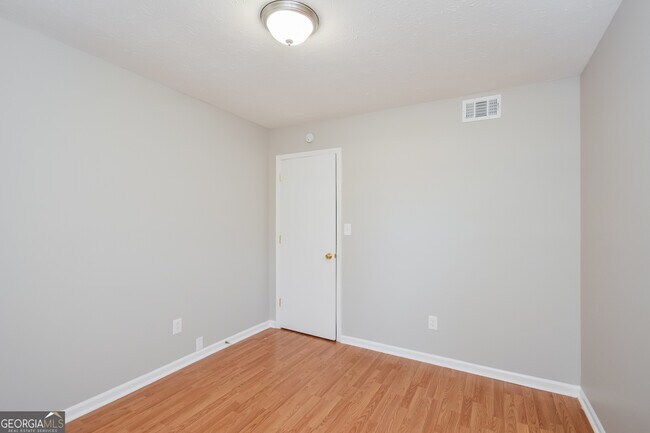 Building Photo - 619 Lakeridge Cir SE