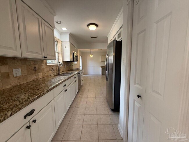 Building Photo - 905 Poinciana Dr