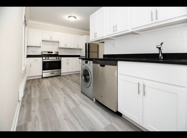 Building Photo - 837 W Cornelia Ave