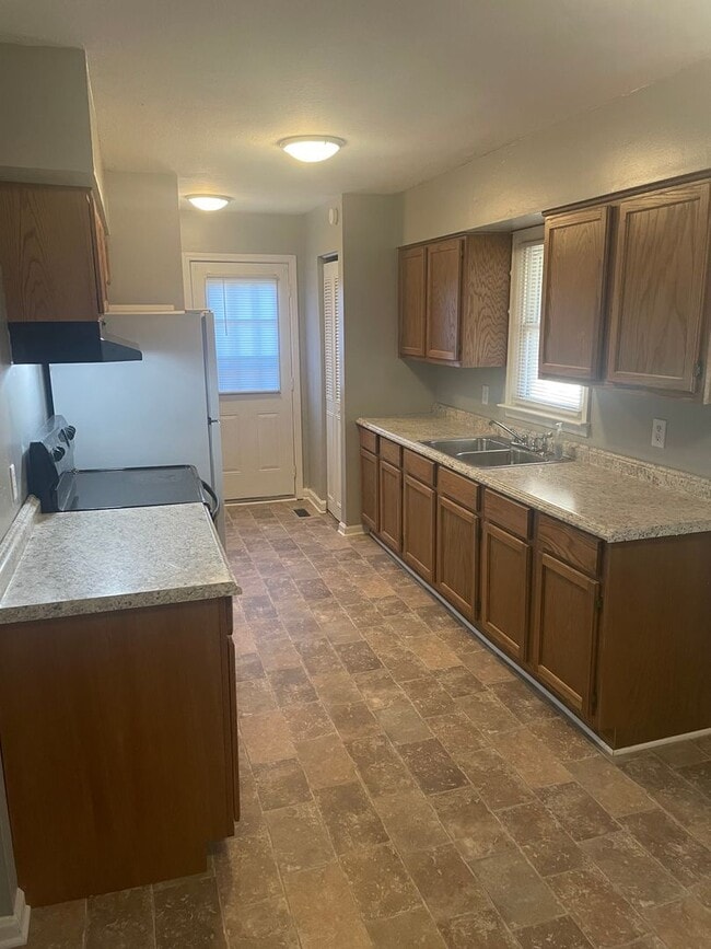 Building Photo - 3 bedroom 1 bath house