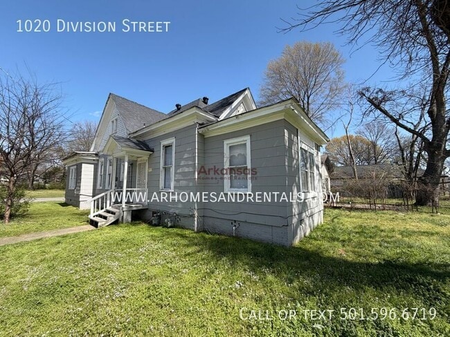 Building Photo - 1020 Division St