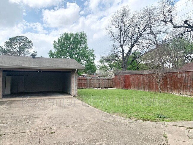 Building Photo - 505 E Scotland Dr