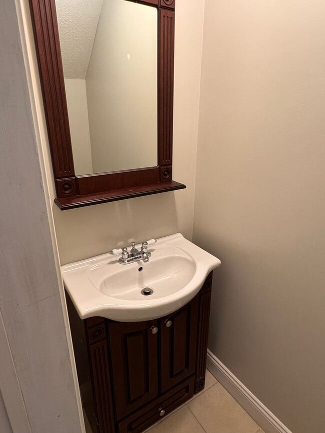 Building Photo - 3 Bedroom || 2 Full Bathroom & 2 Half Bathroom Townhome