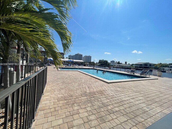 Building Photo - 2049 S Ocean Dr