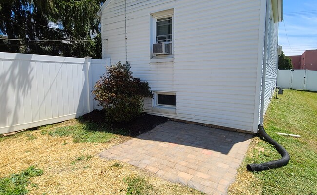 Paver Patio - 1037 E Prospect St