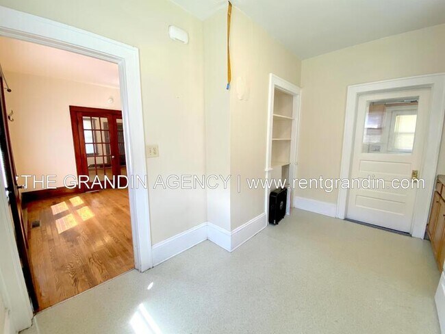 Building Photo - 1129 Stewart Ave SE