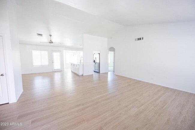 Building Photo - 1027 E Hearne Way