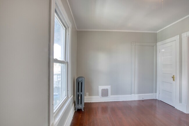 Building Photo - 325 Chestnut St