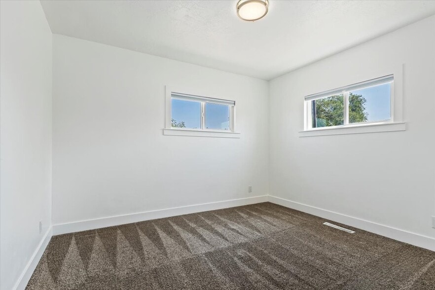 Building Photo - 5750 S 4060 W