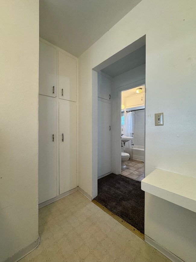 Building Photo - Pet-Friendly 1-Bedroom House