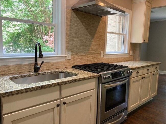 Building Photo - 49 Putnam Cir NE